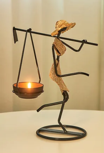 Etniczny świecznik metalowy stylizowana figurka etno